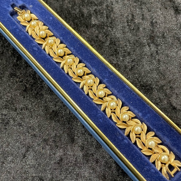 Vintage Avon Gold Leaves and Faux Pearl Jewelry Set - Picture 5 of 8